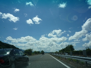 高速道路と秋の雲